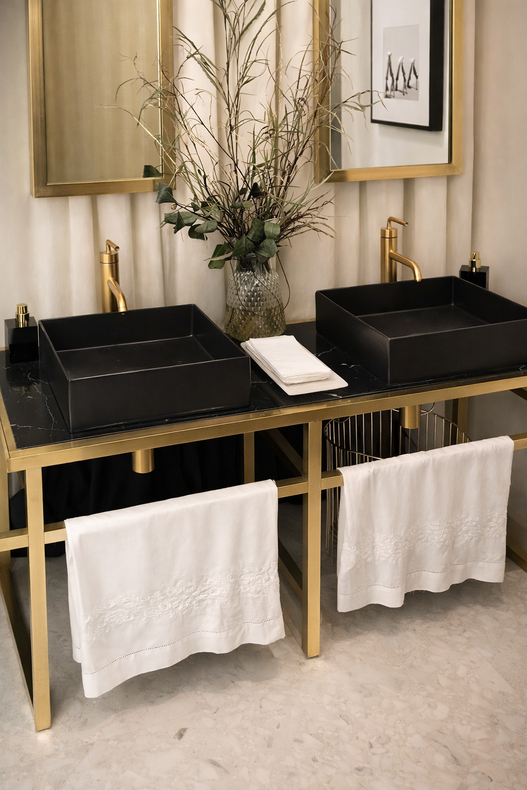 Baño premium con estructura dorada y lavabos negros de FRAME BATH
