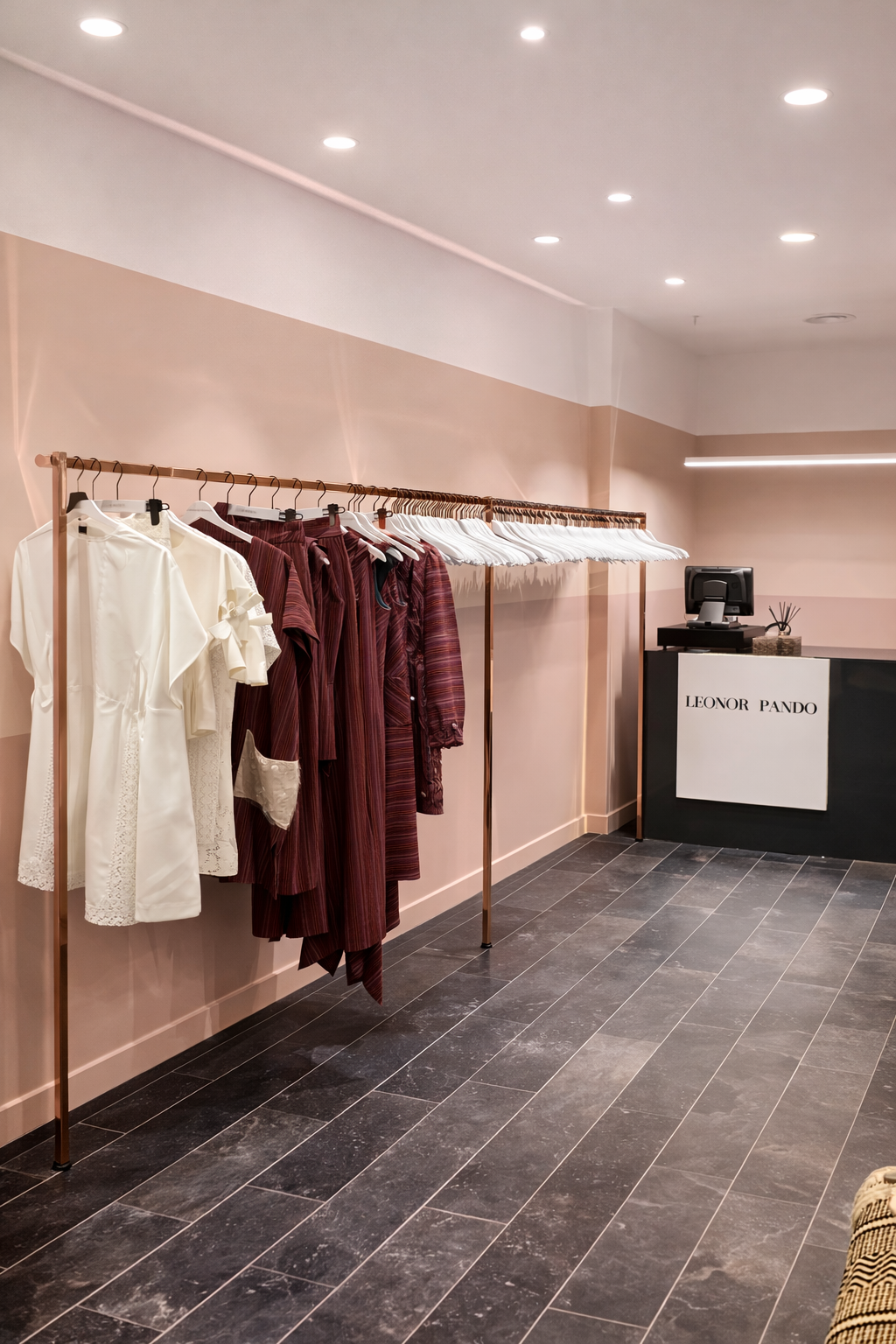 Perchero metálico cobre de la Línea Atelier para tienda de moda premium