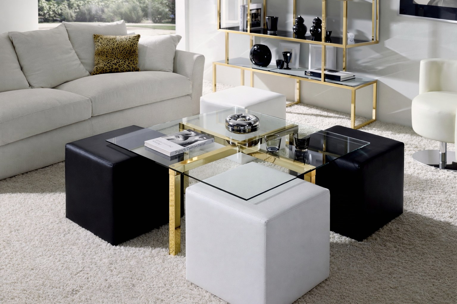 Mesa metálica con cristal y acabado dorado